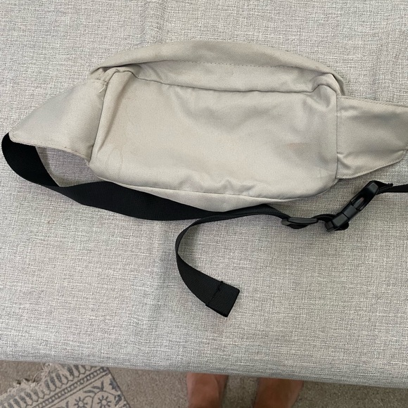 Mitchell and Ness Fanny pack. Beige. - Picture 4 of 7